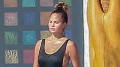 Modelka pár mesiacov po pôrode. Toto sú až príliš malé plavky!