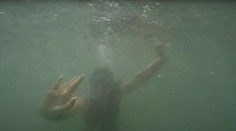 Otec nakrúcal dcéru v mori. Na videu sa objavil desivý záber