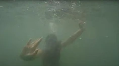 Otec nakrúcal dcéru v mori. Na videu sa objavil desivý záber