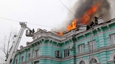 VIDEO: Lekári vykonávali náročnú operáciu, keď nemocnicu zachvátil požiar. Hasiči im pomohli dokončiť ju
