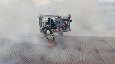 V Trnave niekoľko hodín horela budova s predajňou nábytku, zasahovali desiatky hasičov