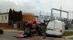 FOTO: Príšerná ranná nehoda na Myjave. Vodič (†84) po náraze do zaparkovaného auta uviazol v horiacom vraku