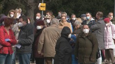 V Nitre sa zopakoval scenár spred pár dní. Dlhý rad a minimálne rozostupy pred vakcinačným centrom
