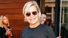 Modelka na dôchodku si nechala vybrať silikóny. Prsia predviedla v priesvitnom tričku