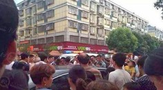 Nechcela si poškodiť luxusné auto. Preto nechala syna trpieť