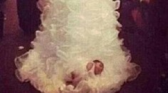 Nevesta si niesla novorodenca na vlečke svadobných šiat