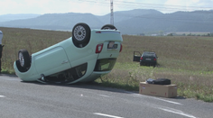 Úplne nové auto, na ktoré čakal jeho majiteľ, skončilo uprostred cesty na streche