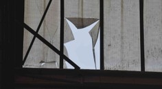 Pri oprave strechy zahynul mladý muž. Ostalo po ňom malé dieťa a tehotná manželka