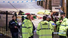 Desivý incident vo vlaku, ktorý smeroval do Londýna. Muž zaútočil na cestujúcich nožom