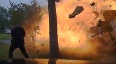 Kamera zachytila moment, keď policajtom z Texasu explodoval pred nosom dom