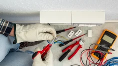 Elektrické káble v domácnosti: Kedy hrozí riziko a ako ho minimalizovať