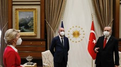 VIDEO: Trapas alebo urážka? Predsedníčke EK zamrzol pri návšteve Turecka úsmev na tvári