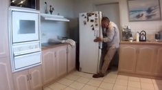 Pod chladničkou našla niečo desivé. Toto by nechcel zažiť nikto