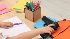 Dvojročný chlapec v USA postrelil priateľa svojej matky. Muž bojuje v nemocnici o život