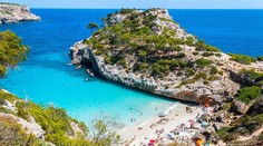 Malorku ničí nápor turistov. Obľúbená zátoka sa zmenila na smetisko