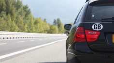 Koniec poznávacej značky GB. Briti musia mať v zahraničí novú nálepku