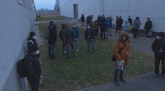 Rušné ráno pre neočkovaných: Ľudia stáli v rade pred vchodom do práce aj hodinu