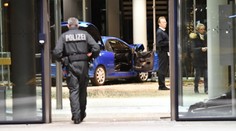 Muž nabúral na štedrý večer autom do centrály SPD v Berlíne: Okrem neho sa nik nezranil