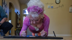 FOTO+VIDEO: Začala cvičiť kvôli bolesti chrbta. V 84 rokoch vytvorila svetový rekord