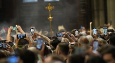 Veriaci oslavujú nového pápeža Leva XIV. Biely dym vyšiel z komína po štvrtom hlasovaní kardinálov