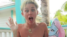 Ďalšie úchylné fotky Miley Cyrus. Ináč ako nahá sa už ani neukáže