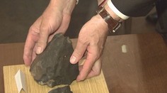 Henrich je zberateľ meteoritov. Teraz hľadá vesmírny kameň, ktorý spadol v Pustých Úľanoch
