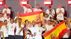 Španieli si užili majstrovské oslavy aj na domácej pôde. Dojatý bol kráľ aj legendárny tenista