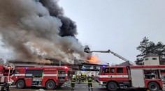 FOTO: Zásah hasičov v motoreste pri Prahe. Požiar výrazne obmedzil dopravu na dôležitom úseku