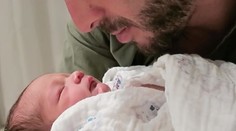 Otec prišiel s geniálnou technikou na utíšenie dieťaťa. Inšpirujú sa aj mamičky