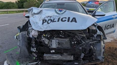 Z policajného auta ostal len šrot. Po nehode skončili v nemocnici aj muži zákona