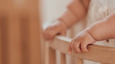 Rodinná tragédia v Poľsku: Batoľa vliezlo pod posteľ, prišlo o život