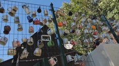 Ľudia ich vyhodili, Milan im dal druhý život. Jeho nezvyčajný plot láka turistov