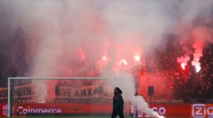 VIDEO: Slávny holandský klub odsúdil správanie svojich fanúšikov. Duel Ajaxu predčasne skončil