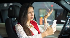 Vodiči by mali zbystriť pozornosť: Pokuty za používanie mobilov za volantom sa zdvojnásobia
