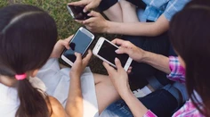 Deti a mobily počas prázdnin. Odborníčka radí, ako nastaviť pravidlá bez hádok