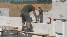 Z chatrče do nových bytov: Rodiny z najväčšej rómskej osady dostanú šancu na slušné bývanie