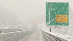 Sneží aj na Balkáne, v Česku zas priekopy pripomínajú odstavné parkoviská