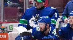 Chára asistoval pri výhre Islanders, Halák striedal už v 17. minúte