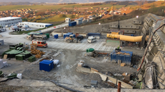 V tuneli Višňové došlo k tragédii. Bager pritlačil osobné auto