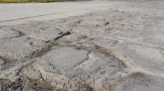 Hanba pred svetom: Po príjazde na Slovensko z Maďarska vodiči zúria. Autá končia úplne zdemolované