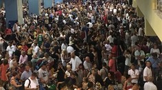 Na letisku na Rodose uviazli stovky turistov, skolaboval odbavovací systém