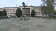 V Nitre protestovali proti vojne. Pamätník červenej armády odeli do ukrajinských farieb