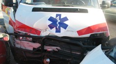 V Bratislave sa zrazili auto, sanitka a autobus MHD