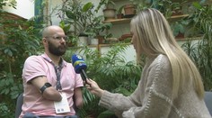 Posiela životopisy, no nikto neodpovedá. „Asi preto, že tam mám fotku,“ hovorí Martin