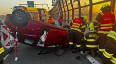 Ranná nehoda v Bratislave. Auto sa po zrážke prevrátilo na strechu