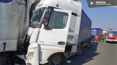 Policajti odkláňajú premávku na D2 v smere do Bratislavy. Zrazili sa tam kamióny