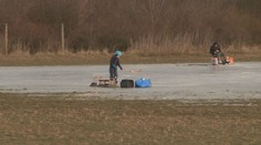 Deti sa tešia prírodným klziskám, poľnohospodári majú hlavy v smútku. Mráz im narobil poriadne škody