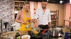 Pečený ovčí syr s medom a bylinkami na rukolovom šaláte so sušenými paradajkami