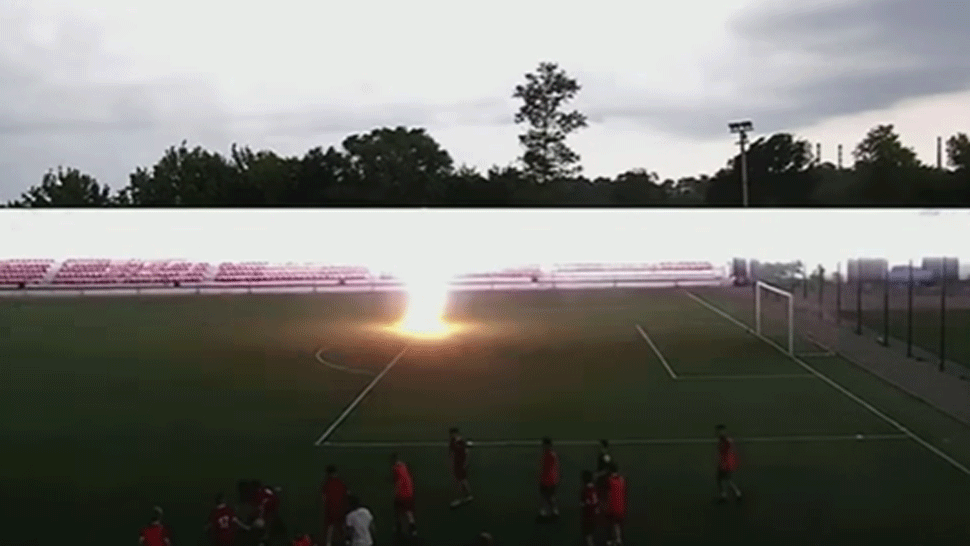 Mladého futbalistu počas rozcvičky zasiahol blesk. O pár týždňov nastúpil na zápas