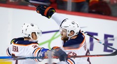Sekera s asistenciou pri výhre v Calgary, Poehling debutoval hetrikom